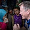 من الأرشيف: المدير التنفيذي لبرنامج الأغذية العالمي، ديفيد بيزلي يلتقي طفلة صغيرة في اليمن في عام 2017.
