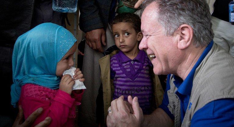 المدير التنفيذي لبرنامج الأغذية العالمي، ديفيد بيزلي يلتقي طفلة صغيرة في اليمن في عام 2017.
