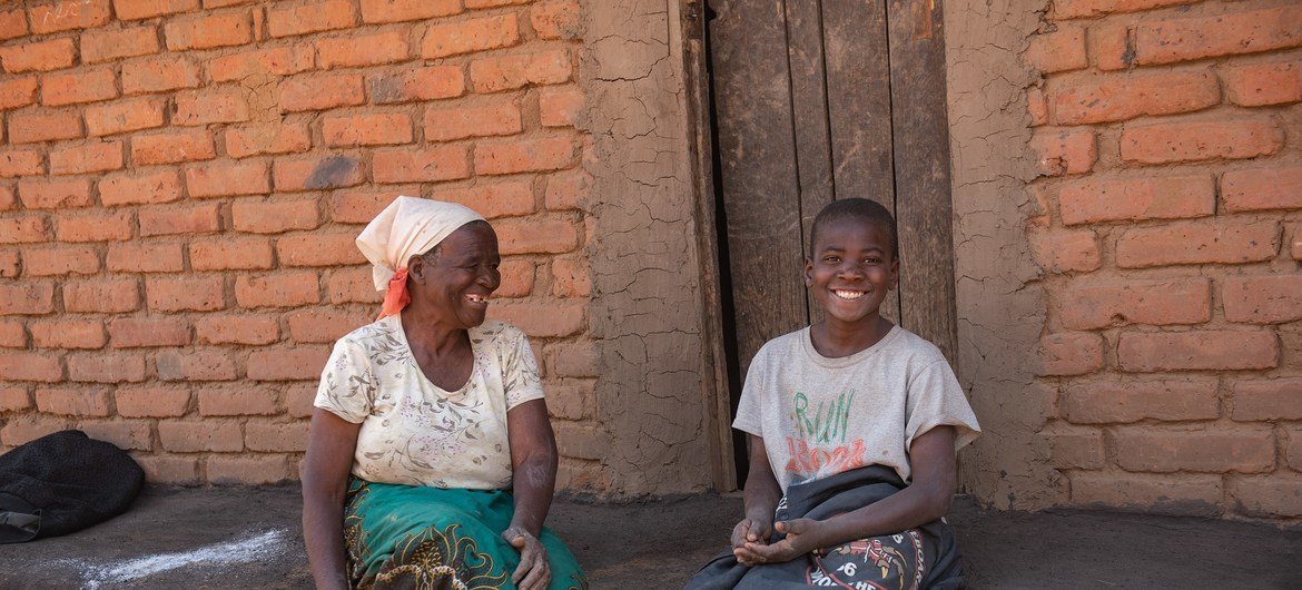 Ruth Sandrum et son petit fils Yotamu Stanford, 14 ans, devant leur maison à Kasale 1, dans le district de Ntcheu, au Malawi. 