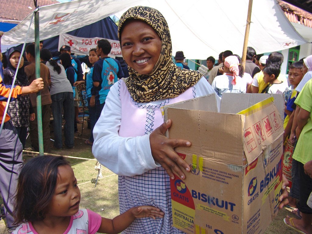 印度尼西亚西爪哇海啸灾民正在领取世界粮食计划署的粮食援助。