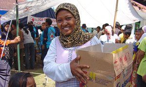 印度尼西亚西爪哇海啸灾民正在领取世界粮食计划署的粮食援助。