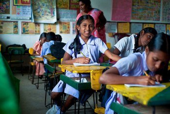 Des jeunes filles dans une salle de classe au Sri Lanka.