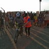  मालाकल में भारतीय और अन्य शान्तिरक्षक लड़कियों को साइकिल सिखाते हुए