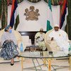 联合国副秘书长阿米娜·穆罕默德（左）在尼日利亚首都阿布贾会见总统布哈里。