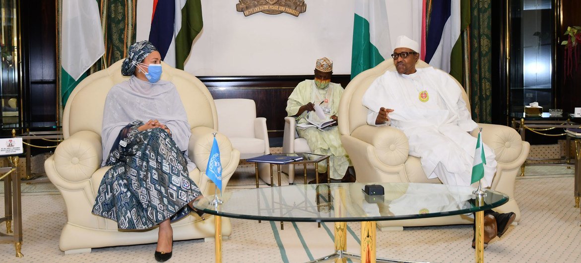 यूएन उप महासचिव आमिना जे मोहम्मद (बाएँ) नाइजीरिया की राजधानी अबूजा में राष्ट्रपति मुहम्मनदू बुहारी के साथ मुलाक़ात करते हुए.