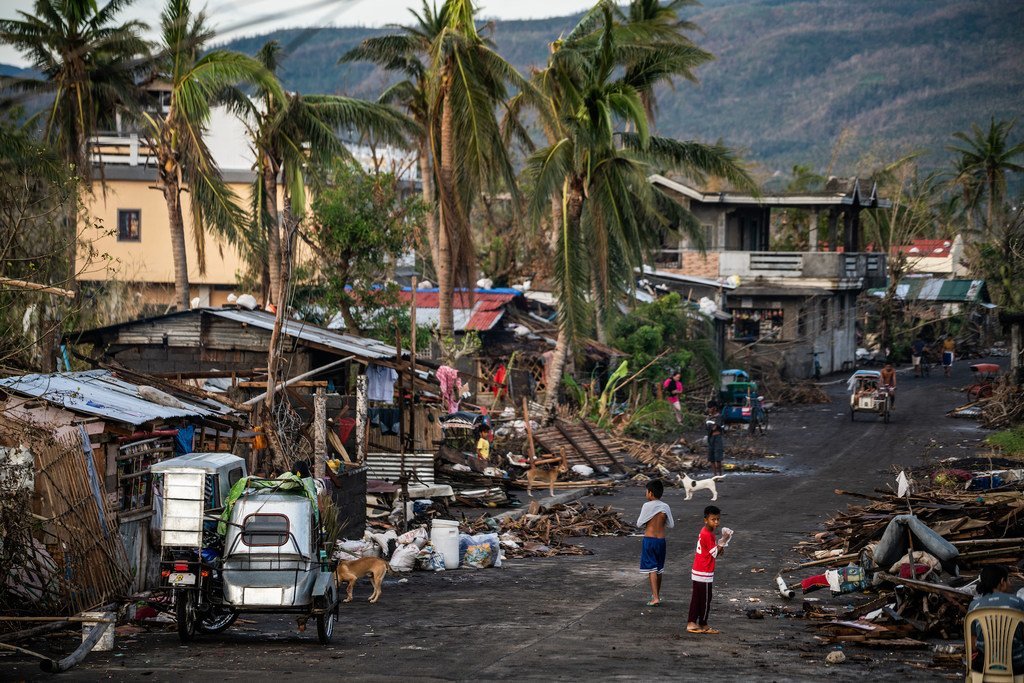 Aux Philippines, les habitants de Barangay Baybay à Malinao, dans la province d'Albay, fouillent dans ce qui restait de leurs maisons détruites, une semaine après que le typhon Goni ait détruit la majeure partie de leur village.
