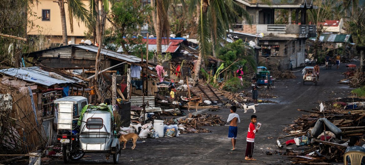 سكان إحدى المناطق المتضررة في الفلبين يبحثون بين أنقاض منازلهم المدمرة على متعلقاتهم بعد إعصار غوني الذي ضرب البلاد ودمر جزءا كبيرا من قريتهم.