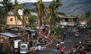 Aux Philippines, les habitants de Barangay Baybay à Malinao, dans la province d'Albay, fouillent dans ce qui restait de leurs maisons détruites, une semaine après que le typhon Goni ait détruit la majeure partie de leur village.