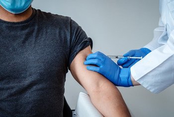 Pfizer y BioNTech aseguran que su vacuna contra la COVID-19 es eficaz en más del 90% de los casos