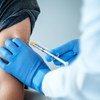 На фоне появления нового штамма коронавируса эффективность разработанных на сегодняшний день вакцин не снизится, считают в ВОЗ.