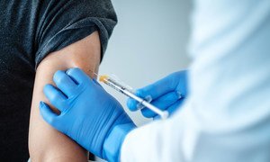 le chef de l’Organisation mondiale de la santé (OMS) a souhaité vendredi que tous les pays aient commencé à vacciner leur population contre la Covid-19 dans les 100 prochains jours