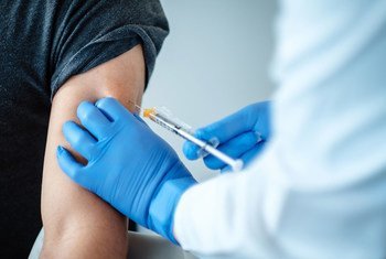 На фоне появления нового штамма коронавируса эффективность разработанных на сегодняшний день вакцин не снизится, считают в ВОЗ.