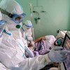 Médicos en Ucrania controlando el estado de un paciente de COVID-19.