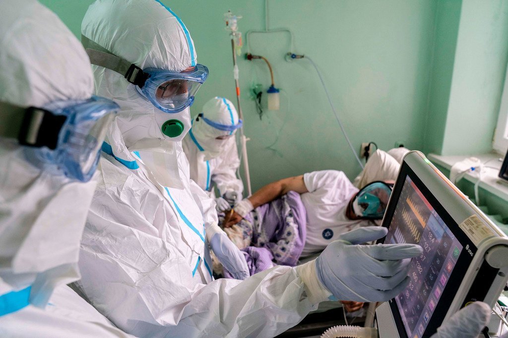 乌克兰切尔诺夫策的医生正在救治一名新冠病毒感染者。