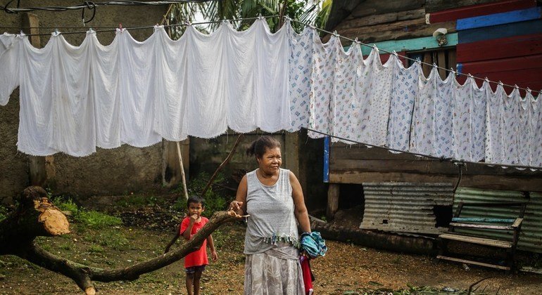 Una mujer y su nieta en El Muelle, Bilwi, Puerto Cabezas, una de las zonas afectadas por el huracán Eta en Nicaragua