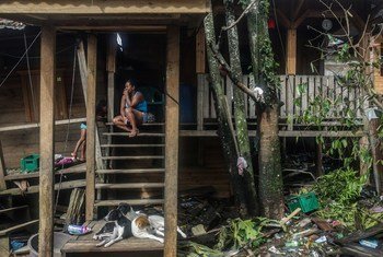 Mama akiwa nje ya makazi yake huko El Muelle kwenye mji wa Puerto Cabazes nchini Nicaragua tarehe 5 Novemba mwaka huu wa 2020.