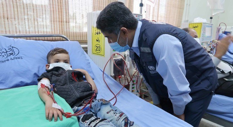 الدكتور أحمد المنظري، المدير الإقليمي لمنظمة الصحة العالمية لشرق المتوسط، يلتقي بالمرضى خلال زيارته لعدد من المؤسسات الصحية في دمشق، سوريا