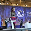 萨摩亚活动家弗鲁安与代表叙利亚难民女孩的巨型木偶“小阿玛尔”一起登上了第26届缔约方会议全体会议的讲台。