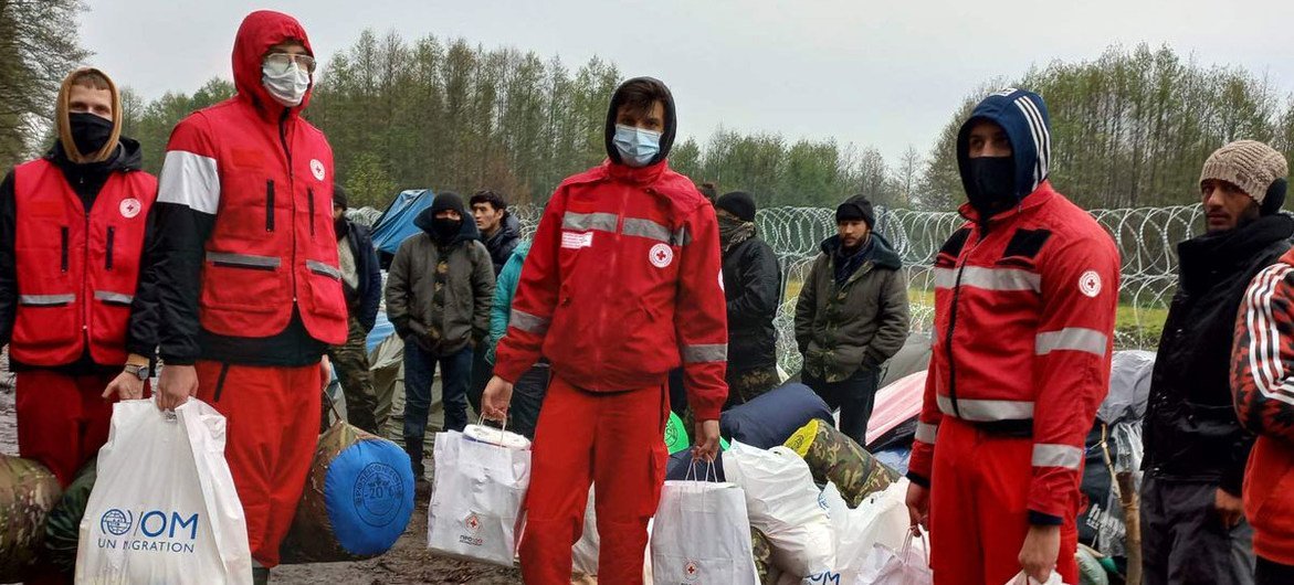 Personal de la Cruz Roja lleva ayuda humanitaria a los migrantes atrapados en la frontera entre Bielorrusia y Polonia.
