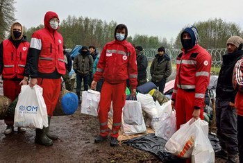 Personal de la Cruz Roja lleva ayuda humanitaria a los migrantes atrapados en la frontera entre Bielorrusia y Polonia.