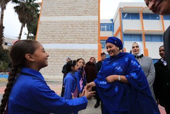 السيدة أمينة محمد تلتقي موظفي وطالبات مدرسة النزهة الابتدائية للبنات حيث تواصلت مع مجموعة من الطلبة الذين يمثلون البرلمان المدرسي لمدارس الأونروا في منطقة شمال عمان.