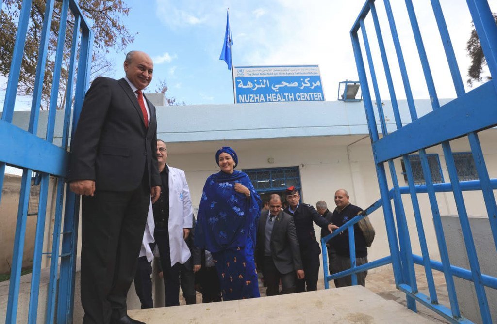خلال الزيارة لمركز النزهة الصحي، تلقت نائبة الأمين العام، السيدة أمينة محمد إحاطة عن برنامج الصحة والخدمات التي تقدمها الأونروا للاجئي فلسطين