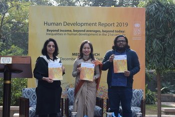 यूएनडीपी की नई रिपोर्ट को जारी करते हुए भारत में रेज़िडेंट रिप्रेज़ेन्टेटिव शोको नादा (मध्य), विकास अर्थशास्त्री स्वास्तिक दास (दाएं) और लैंगिक मामलों पर सलाहकार अलका नारंग (बाएं)