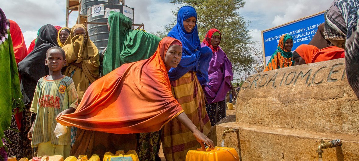 Un proyecto de distribución de agua a los desplazados en el campamento de Dolow en Somalia. La OIM, el PMA y otras agencias cubren las necesidades más urgentes de estas personas gracias a los recursos del CERF.