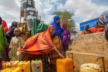 Un proyecto de distribución de agua a los desplazados en el campamento de Dolow en Somalia. La OIM, el PMA y otras agencias cubren las necesidades más urgentes de estas personas gracias a los recursos del CERF.