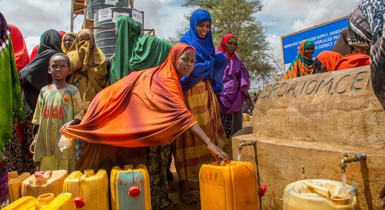 Un projet d'approvisionnement en eau courante soutenu par l'OIM dans un camp de personnes déplacées à Dolow, en Somalie.