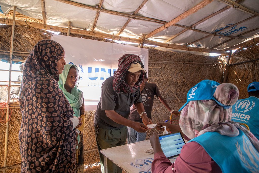 为躲避暴力从埃塞俄比亚北部提格雷州逃往苏丹的难民在位于加达里夫（Al Qadarif）的难民营内登记信息。