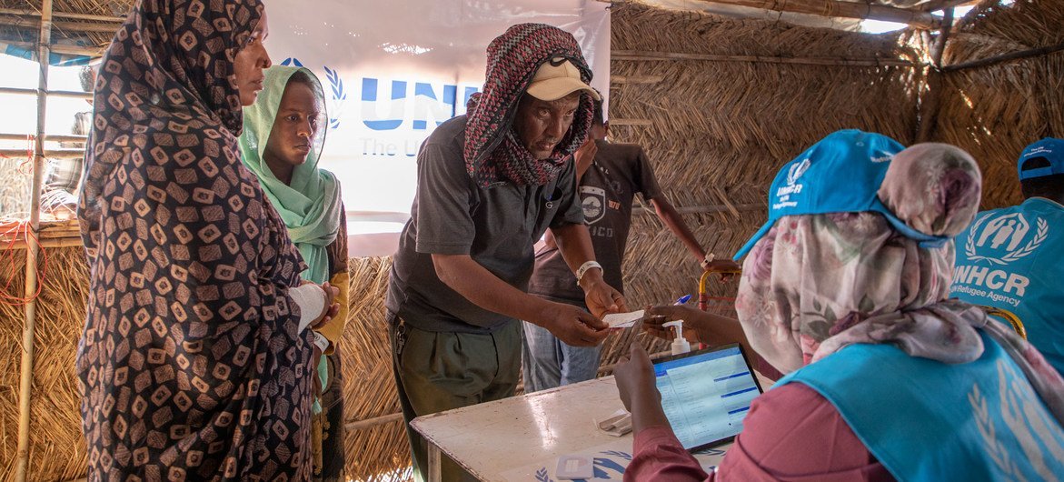 Wakimbizi kutoka Ethiopia wakijiandikisha na UNHCR katika kambi ya Um Rakuba Al Qadarif, Sudan baada ya kukimbia makwao.