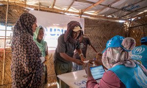 Des réfugiés éthiopiens s'enregistrent auprès du HCR dans le camp d'Um Rakuba, au Soudan, après avoir fui leur pays.