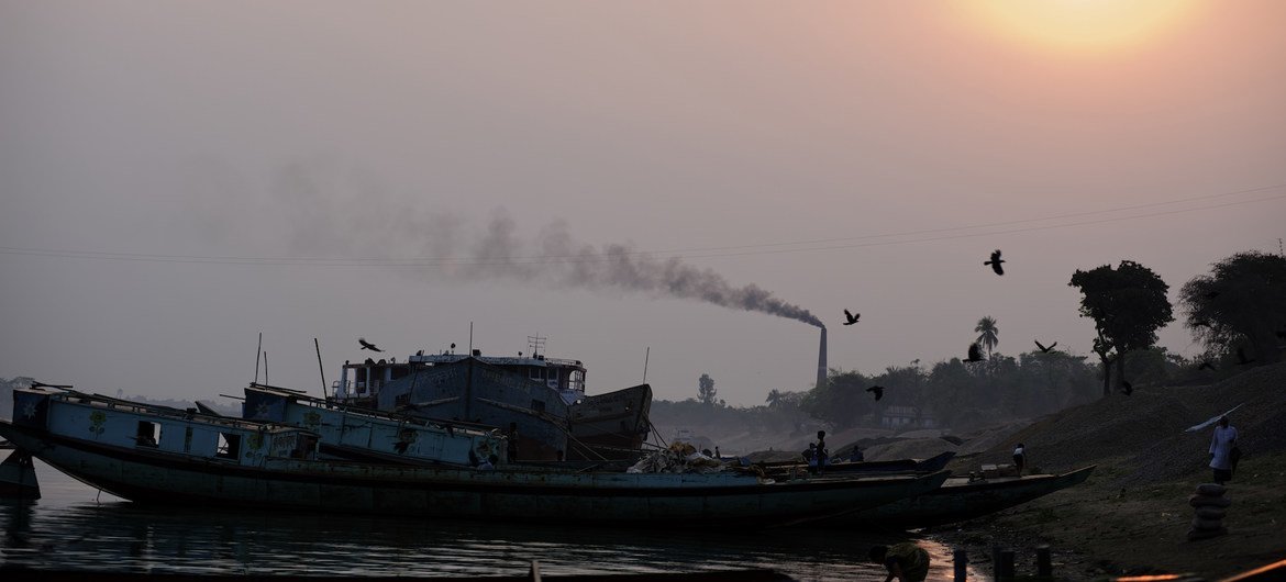 बांग्लादेश के एक पूर्वी इलाक़े में एक ईंट भट्टे की चिमनी से निकलता काला धुँआ. इस भट्टे में, ईंटें पकाने के लिये कोयले का इस्तेमाल होता है.