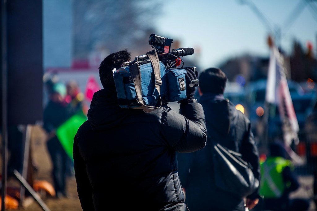 Un journaliste reporter d'image couvrant une manifestation