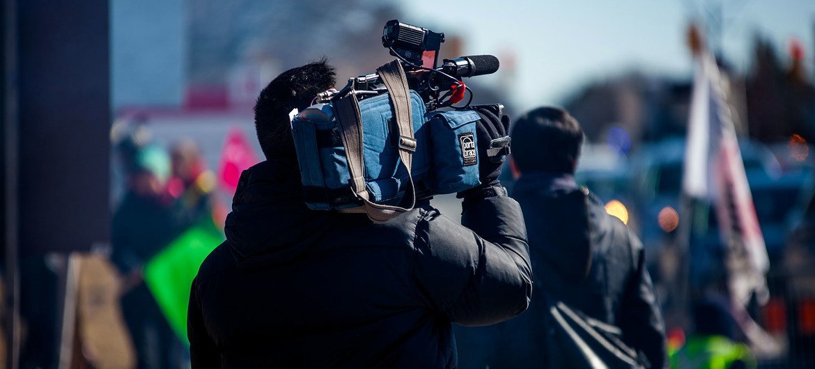 Un periodista cubre una manifestación.