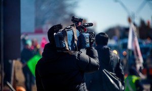 Un journaliste reporter d'image coucant une manifestation