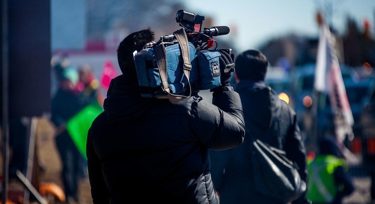 Un journaliste reporter d'image couvrant une manifestation