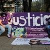 मैक्सिको में महिलाएँ, अपनी पीड़ित बेटियों के लिये न्याय की माँग कर रही हैं.