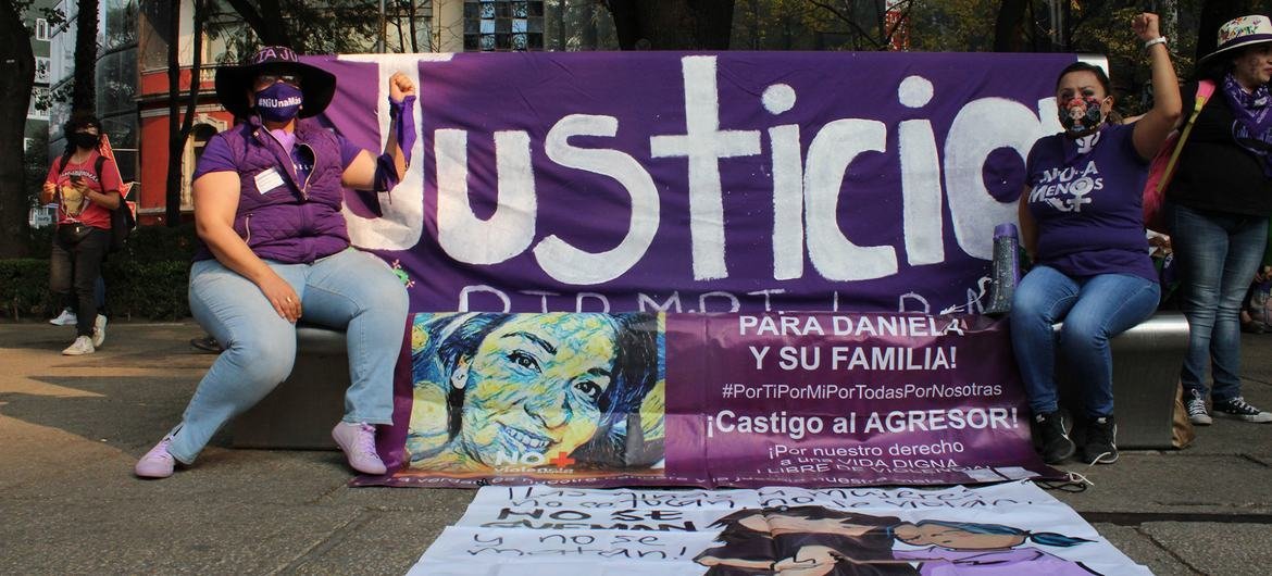 Madres mexicanas cuyas hijas han sido víctimas de feminicidios exigen justicia.