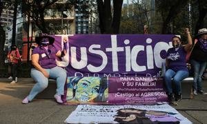 Madres mexicanas cuyas hijas han sido víctimas de feminicidios exigen justicia.