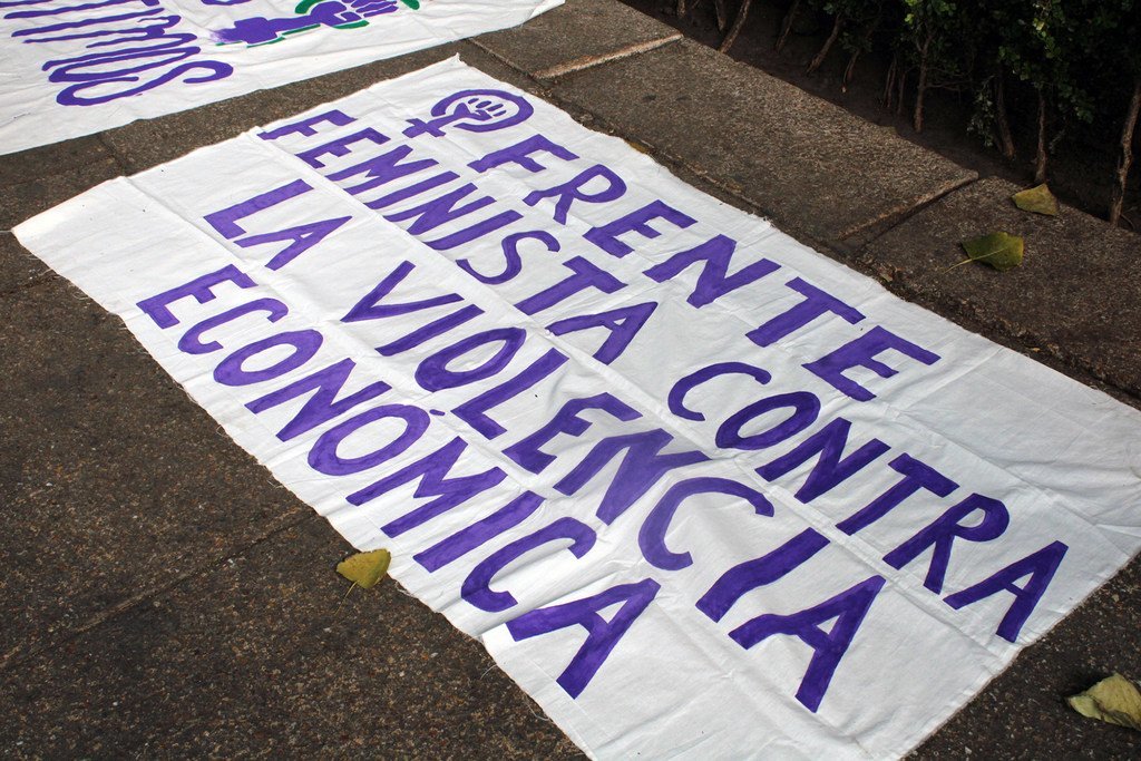 Frente feminista contra la violencia económica en Ciudad de México.