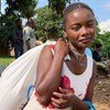 Gislaine mwenye umri wa miaka 18 kutoka katika kijiji cha Kanzuli zuli karibu na Beni, DRC. Kaka yake alikuwa na Ebola kwa hiyo Gislaine amekuwa akipatiwa msaada wa chakula ili asitoke nyumbani (Septemba 2019)