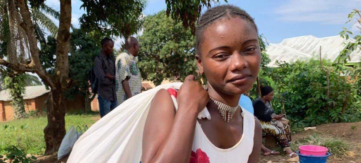 Gislaine, 18 ans, du village de Kanzuli zuli près de Beni en RDC. Son frère a contracté le virus Ebola; elle reçoit donc de la nourriture et reste chez elle (septembre 2019)
