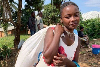 Gislaine mwenye umri wa miaka 18 kutoka katika kijiji cha Kanzuli zuli karibu na Beni, DRC. Kaka yake alikuwa na Ebola kwa hiyo Gislaine amekuwa akipatiwa msaada wa chakula ili asitoke nyumbani (Septemba 2019)