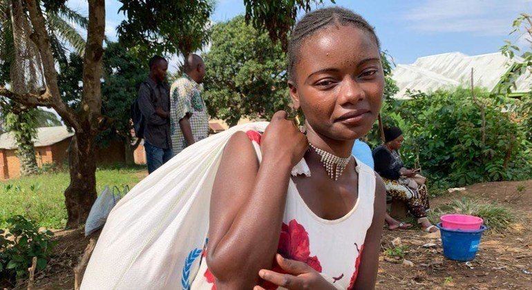Gislaine, 18 ans, du village de Kanzuli zuli près de Beni en RDC. Son frère a contracté le virus Ebola; elle reçoit donc de la nourriture et reste chez elle (septembre 2019)