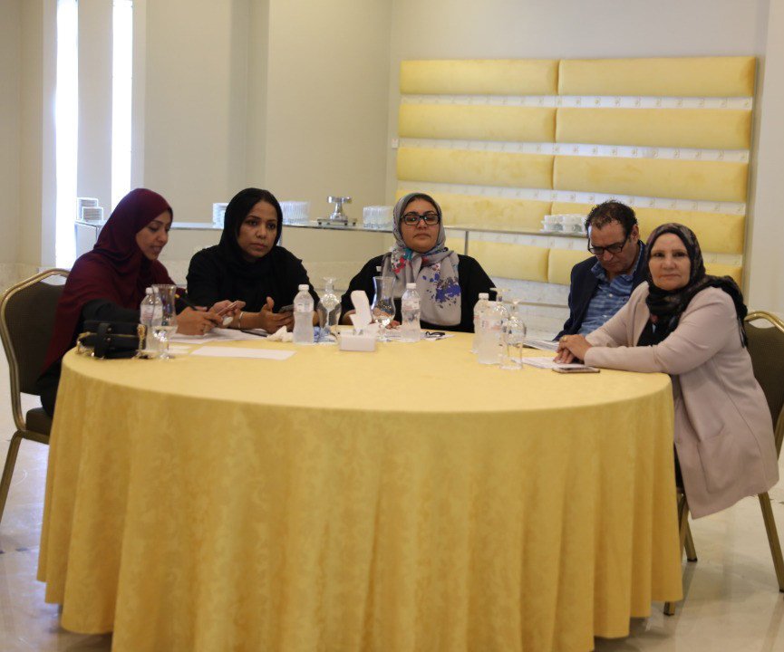 الصحفية المستقلة إيناس إحميدة (وسط الصورة) خلال فعاليات ندوة "لمواجهة خطاب الكراهية والتحريض والتضليل" في وسائل الإعلام. 
