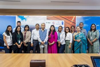 यूएनडीपी इंडिया, रीन्यू और एफआईआईटी के प्रतिनिधियों के साथ छह महिला उद्यमियों का पहला समूह.