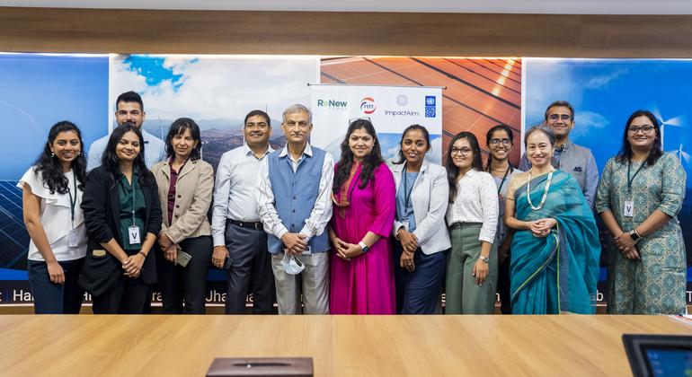 यूएनडीपी इंडिया, रीन्यू और एफआईआईटी के प्रतिनिधियों के साथ छह महिला उद्यमियों का पहला समूह.