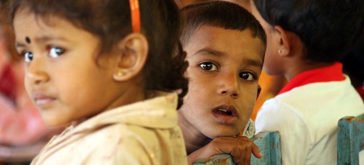 斯里兰卡兰布克卡纳的一所幼儿园里，孩子们在等待流动诊所的到来。